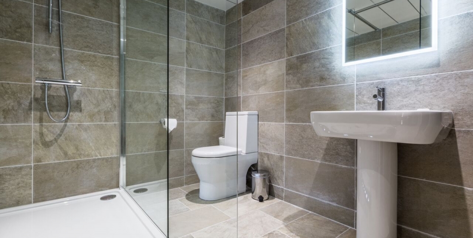 All rooms ensuite, with either bath or shower (Daffodil has both)